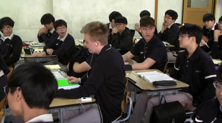 [英语无字]BBC真人秀纪录片：英国学生赴韩国体验魔鬼教育再被虐 School Swap: Korea Style (2016) 全2集图片 No.3
